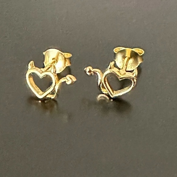 24k Gold Vermeil Devil Heart Tiny Stud Earrings - Picture 6 of 8